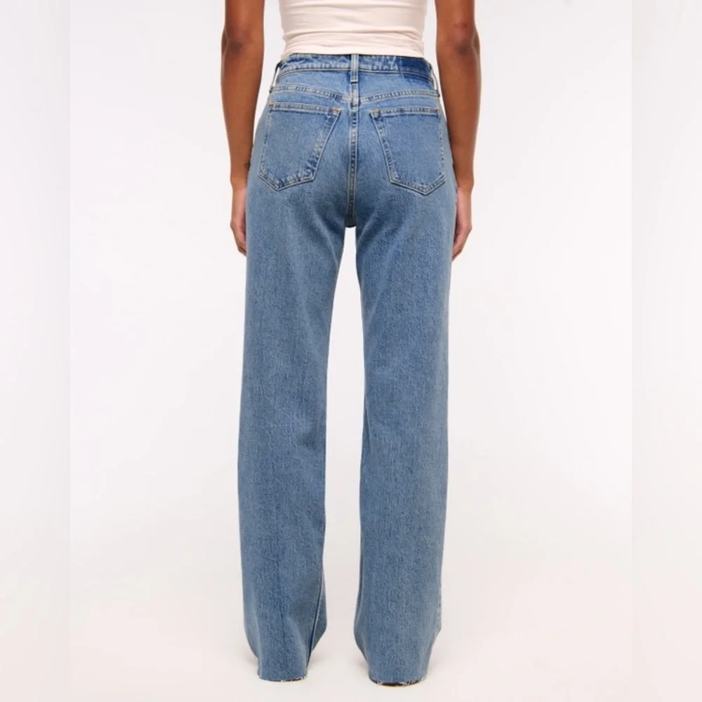 Abercrombie & Fitch High Rise 90s Relaxed Frayed Hem Jean - Picture 2 of 7